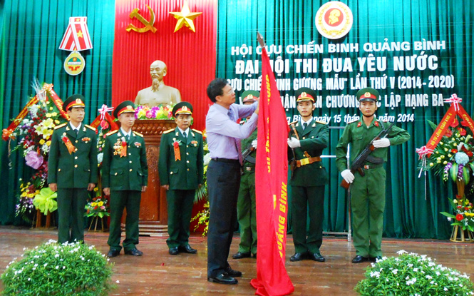 Thừa ủy quyền của Chủ tịch nước, đồng chí Lương Ngọc Bính, Uỷ viên Trung ương Đảng, Bí thư Tỉnh uỷ, Chủ tịch HĐND tỉnh gắn Huân chương Độc lập hạng Ba lên lá cờ truyền thống của Hội CCB.
