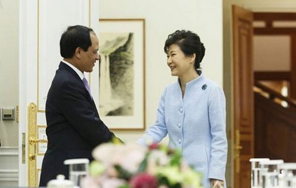 Tổng Thư ký ASEAN Lê Lương Minh chào xã giao Tổng thống Hàn Quốc Park Geun-hye. (Nguồn: Yonhap)