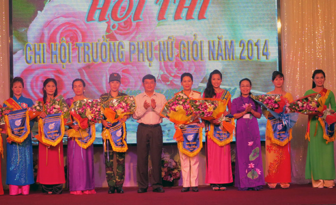 Đồng chí Trần Tiến Dũng, Tỉnh ủy viên, Phó chủ tịch UBND tỉnh trao hoa và cờ lưu niệm cho các đội thi.