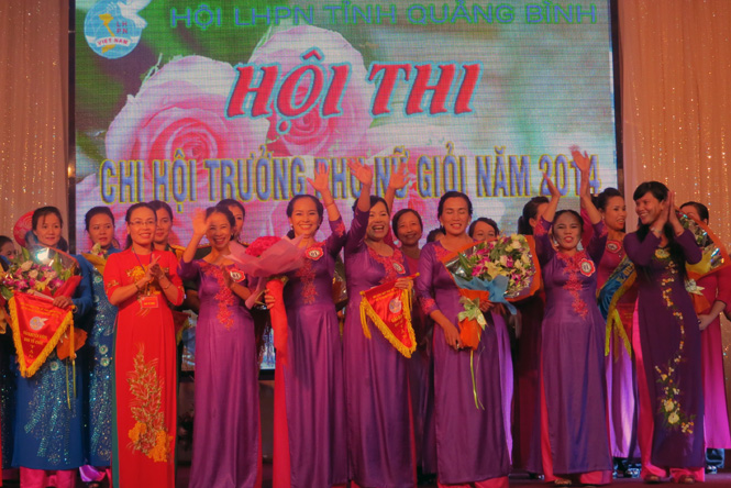  Bà Phạm Thị Hân, Tỉnh ủy viên, Chủ tịch Hội LHPN tỉnh trao giải nhất cho đội thi đến từ huyện Quảng Trạch.