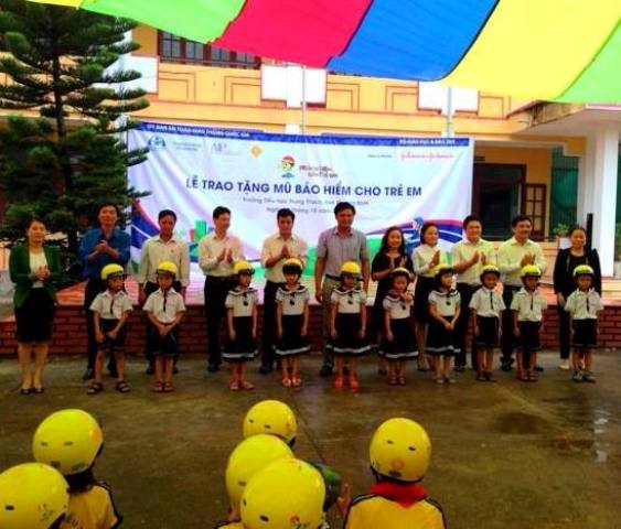 Lễ trao tặng mũ bảo hiểm cho học sinh khối 1 tại Trường tiểu học Trung Trạch (Bố Trạch).	
