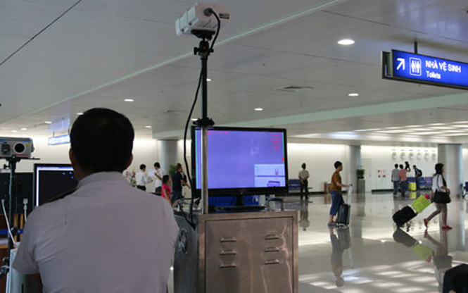 Kiểm soát dịch bệnh Ebola tại sân bay Tân Sơn Nhất (Ảnh: Thanh niên)