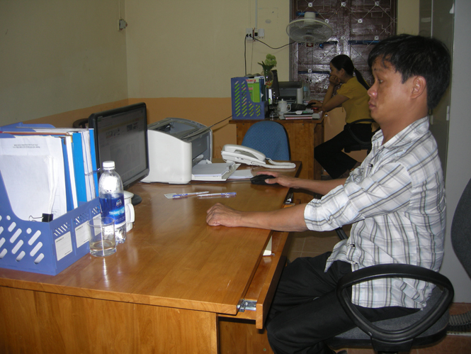 Lê Quang Toán đang quản trị trang web của Hội Bảo trợ người tàn tật và trẻ mồ côi tỉnh.