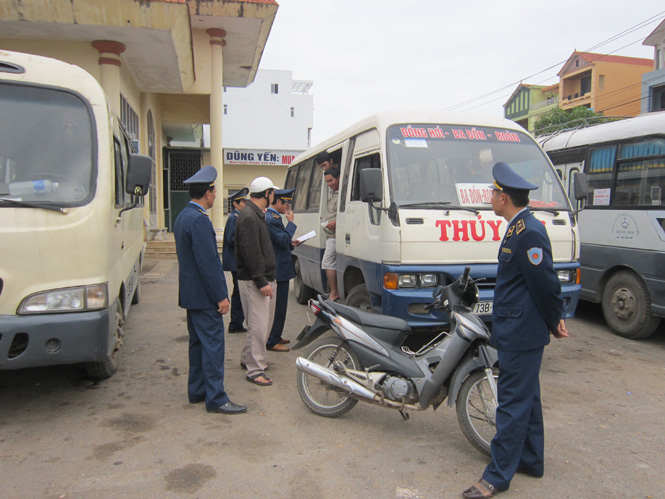 Lực lượng thanh tra giao thông đang kiểm tra xe vận tải khách nội tỉnh
