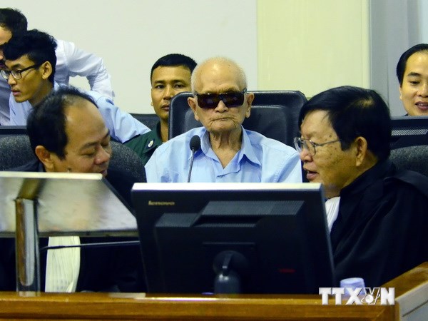Cựu thủ lĩnh Khmer Đỏ Nuon Chea (giữa) tại phiên tòa ở Phnom Penh ngày 17-10. (Nguồn: AFP/TTXVN)
