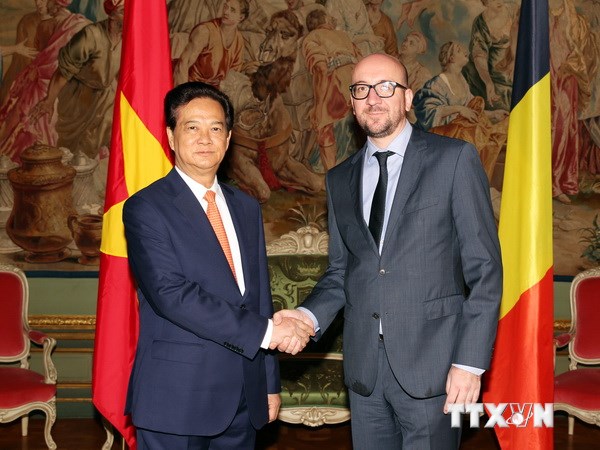 Thủ tướng Vương quốc Bỉ Charles Michel đón Thủ tướng Nguyễn Tấn Dũng. (Ảnh: Đức Tám/TTXVN)
