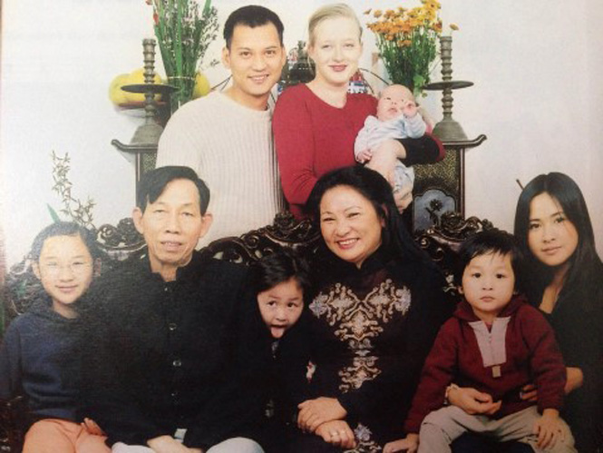  Nhạc sĩ Thuận Yến (ngồi, thứ hai từ trái sang) cùng vợ, con, cháu