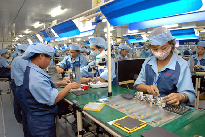 Lao động nữ làm việc tại dây chuyền lắp ráp sản phẩm của Công ty TNHH Canon Việt Nam. Ảnh: Danh Lam - TTXVN.