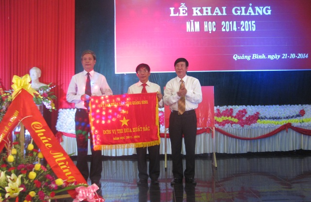 Lãnh đạo Ban Thi đua - Khen thưởng tỉnh trao cờ thi đua xuất sắc của UBND tỉnh cho thầy và trò Trường trung cấp Kỹ thuật công-nông nghiệp.