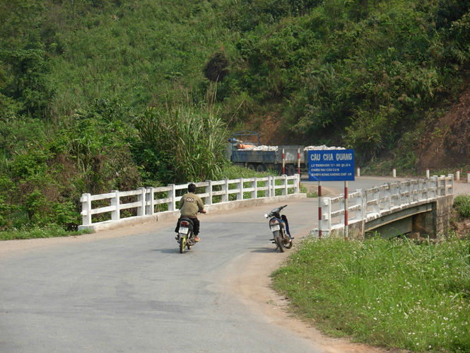 Đường 12A đoạn qua cầu Cha Quang, xã Dân Hóa.