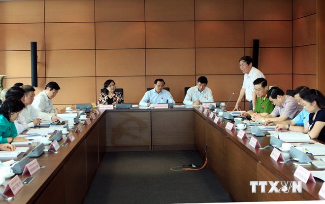 Đoàn đại biểu Quốc hội thành phố Hà Nội thảo luận ở tổ. (Ảnh: Nguyễn Dân/TTXVN)