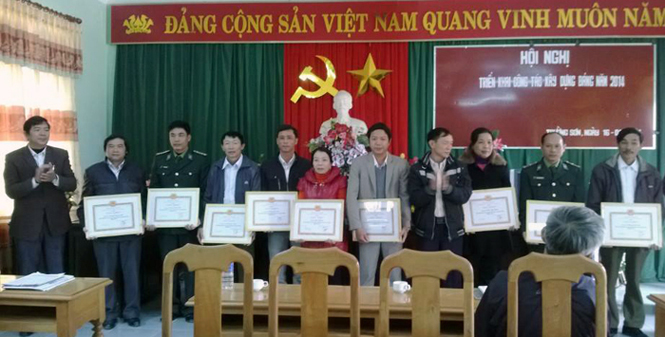 Đảng ủy xã Trường Sơn trao thưởng cho các chi bộ và đảng viên đạt thành tích cao trong công tác xây dựng đảng.