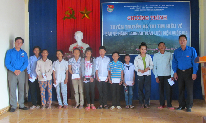 Đoàn Truyền tải điện trao tặng quà cho học sinh nghèo học giỏi ở xã Hiền Ninh (Quảng Ninh).
