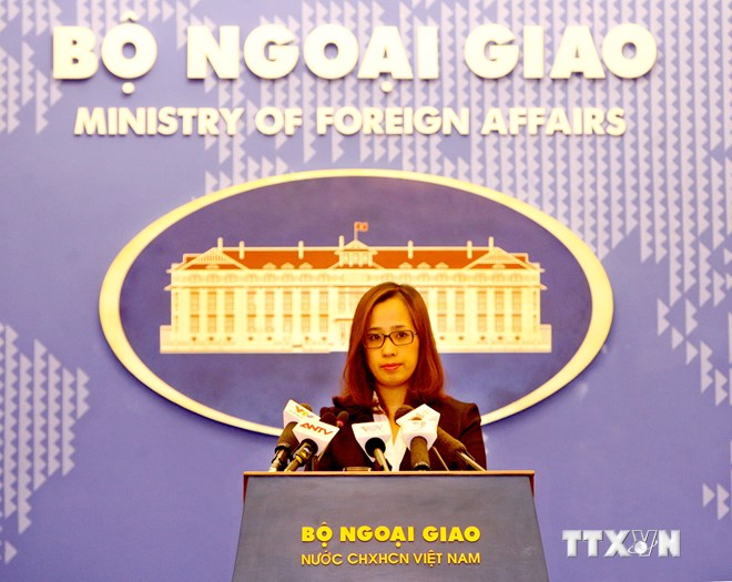 Phó phát ngôn Bộ Ngoại giao Phạm Thu Hằng trả lời báo chí tại cuộc họp báo. (Ảnh: Thống Nhất/TTXVN)