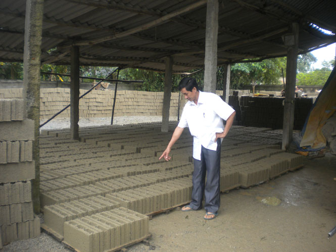 Cơ sở sản xuất gạch block mang lại hiệu quả kinh tế cao của anh Ngô Đình Thoan ở thôn Tây, xã Vạn Ninh