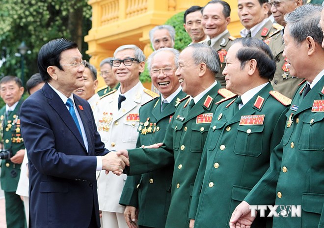 Chủ tịch nước Trương Tấn Sang với cựu chiến binh Sư đoàn 1. (Ảnh: Nguyễn Khang/TTXVN)