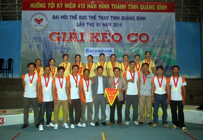 Đội tuyển kéo co huyện Quảng Ninh giành HCV nội dung đồng đội nữ, đồng đội nam, nữ.