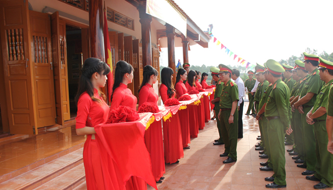 Các đại biểu tham dự lễ cắt băng khánh thành Nhà truyền thống của Trại giam Đồng Sơn.