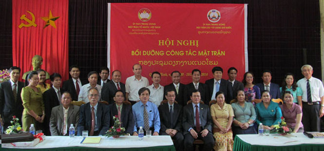 Đồng chí Vũ Trọng Kim và Ban Thường trực Uỷ ban MTTQVN tỉnh chụp ảnh lưu niệm cùng đoàn cán bộ Mặt trận Lào xây dựng đất nước.