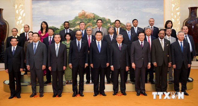 Chủ tịch Trung Quốc Tập Cận Bình (giữa, trước) chụp ảnh với đại diện 21 quốc gia châu Á sau lễ ký. (Nguồn: THX/TTXVN)