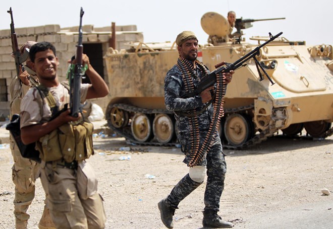 Lực lượng an ninh Iraq chiến đấu chống lại lực lượng IS (Nguồn: AP)