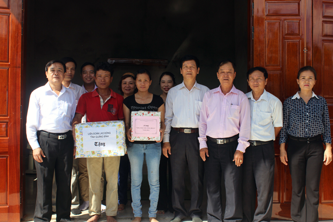 Lãnh đạo LĐLĐ tỉnh và Công ty TNHH MTV LCN Long Đại trao nhà “Mái ấm công đoàn” cho gia đình chị Trần Thị Ân.