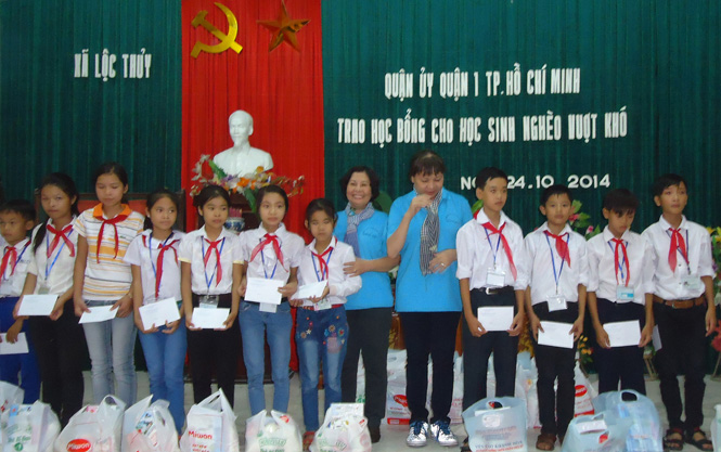 Đoàn hành trình về nguồn của Quận ủy quận 1, thành phố Hồ Chí Minh tặng quà cho các em học sinh ở xã Lộc Thuỷ (Lệ Thuỷ).