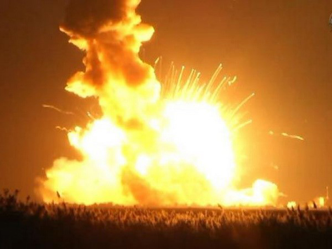 Tên lửa nổ tung sau khi rời bệ phóng. (Nguồn: Reuters)