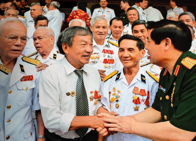 CCB Hồ Minh Kiểm chụp ảnh lưu niệm cùng Đại tướng Phùng Quang Thanh, Bộ trưởng Bộ Quốc phòng và các CCB từng tham gia đánh thắng trận đầu ở sông Gianh. (Tháng 8-2014)
