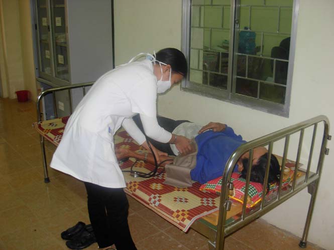 Y, bác sĩ Bệnh viện đa khoa huyện Minh Hóa đang thăm khám cho bệnh nhân