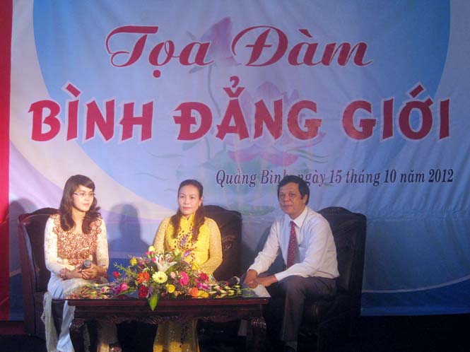 Chị Phạm Thị Hân (người ngồi giữa) trong buổi tọa đàm bình đẳng giới nhân dịp kỷ niệm Ngày Phụ nữ Việt Nam 20-10-2012.