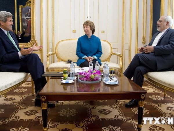 Ngoại trưởng Mỹ John Kerry (trái), Ngoại trưởng Iran Mohammad Javad Zarif (phải) và Đại diện EU Catherine Ashton tại cuộc đàm phán ba bên hôm 16-10. (Nguồn: AFP/TTXVN)