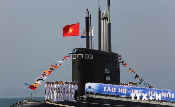 Lễ thượng cờ tàu ngầm Kilo mang tên HQ 182 Hà Nội (Ảnh: Tiên Minh - TTXVN)
