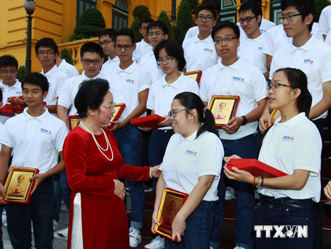 Phó Chủ tịch nước Nguyễn Thị Doan với các em học sinh, sinh viên. (Ảnh: Doãn Tấn/TTXVN)