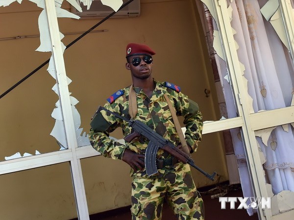 Binh sỹ Burkina Faso gác bên ngoài trụ sở đài truyền hình quốc gia sau khi chiếm giữ cơ quan truyền thông này ngày 2-11. (Nguồn: AFP/TTXVN)