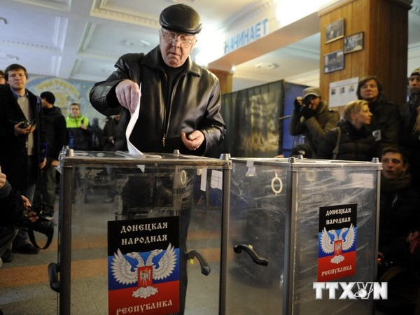 Cử tri bỏ phiếu tại một địa điểm bầu cử ở Donetsk. (Nguồn: AFP/TTXVN)