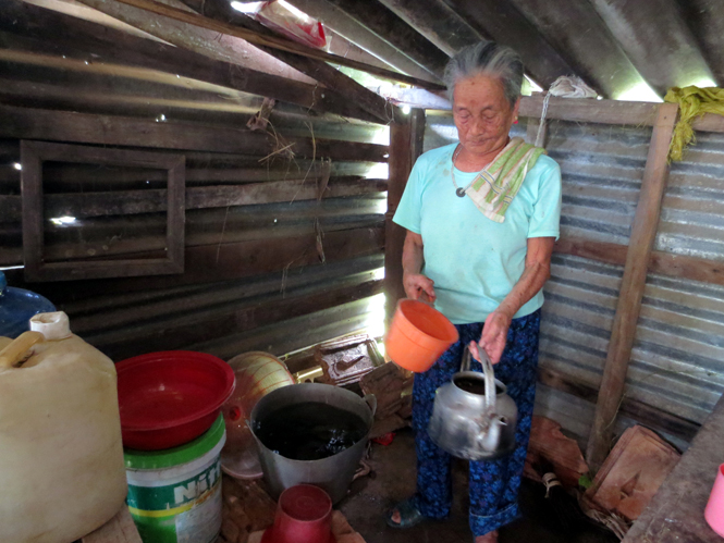 Đối với bà Bùi Thị Ninh (85 tuổi, Thống Nhất, An Ninh, Quảng Ninh), nguồn nước mưa được dự trữ trong các xô, chậu lớn là “tài sản quý”