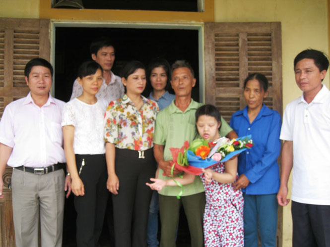 Đại diện hội cựu học sinh Trường THPT Đào Duy Từ (Đồng Hới) trao 5 triệu đồng thăm gia đình anh Đào Văn Nộng