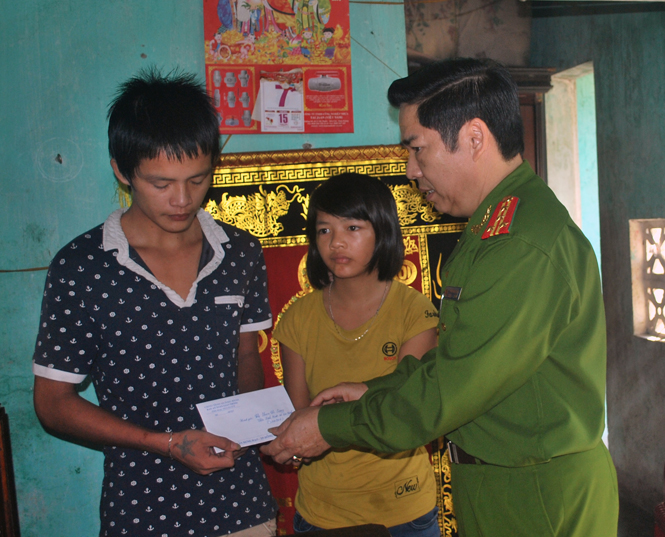  Đồng chí Trần Minh Thùy, Phó Giám đốc Công an tỉnh, Phó Trưởng ban ATGT tỉnh, trao tiền hỗ trợ gia đình bà Phạm Thị Sương (Gia Ninh, Quảng Ninh)