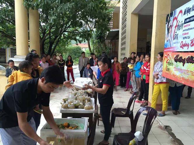 Hội Thiện Tâm đang trao cơm miễn cho bệnh nhân nghèo tại Bệnh viên đa khoa huyện Minh Hóa