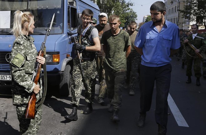 Lực lượng ly khai Donetsk dẫn giải tù binh trên đường phố hồi tháng 7-2014 (Nguồn: AFP)
