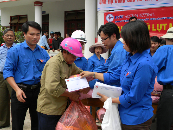 Cán bộ Hội Chữ thập đỏ Tuyên Hóa tham gia cấp phát hàng cứu trợ cho người dân sau lũ.