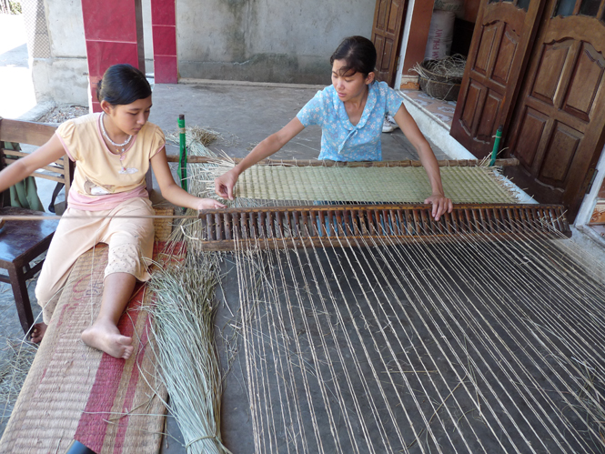 Người dân Tuy Lộc (Lộc Thủy) duy trì nghề đan chiếu cói truyền thống tăng nguồn thu cho gia đình. Ảnh: T.H
