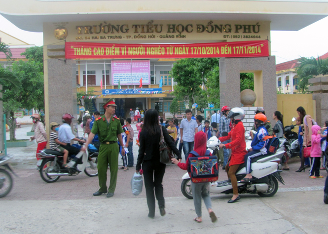Lực lượng chức năng giữ gìn ATGT tại khu vực Trường tiểu học Đồng Phú.