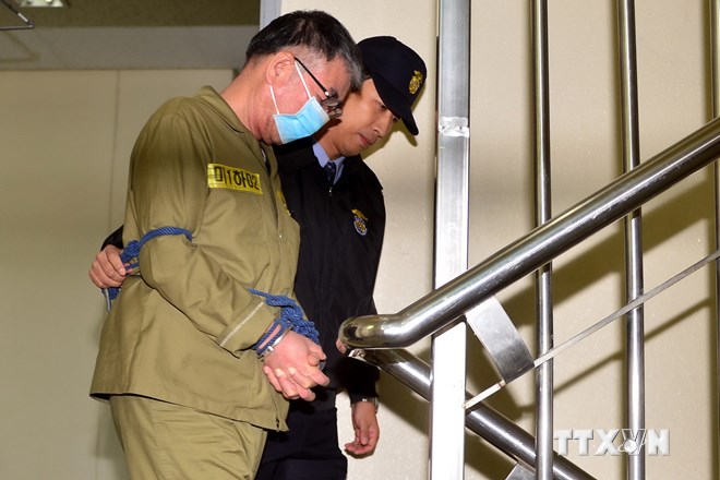Thuyền trưởng phà Sewol Lee Joon-seok (trái) bị áp giải tới Tòa án thành phố Gwangju, miền nam Hàn Quốc ngày 27-10. (Ảnh: AFP/TTXVN)