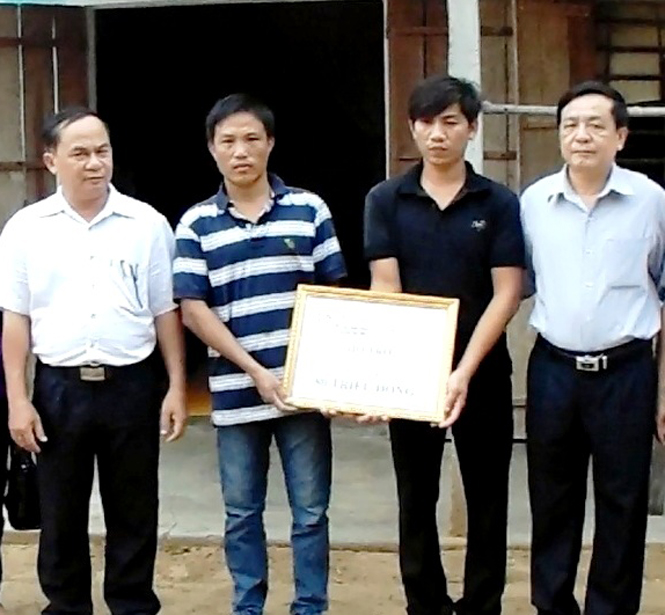 LĐLĐ tỉnh trao tiền hỗ trợ cho ngư dân Nguyễn Văn Thành.