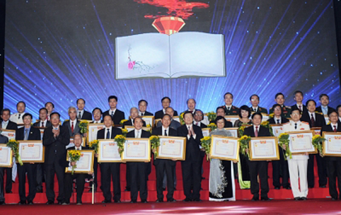 Chủ tịch nước Trương Tấn Sang trao danh hiệu NGND tặng các thầy giáo, cô giáo. Ảnh: NGUYỄN KHANG (TTXVN)