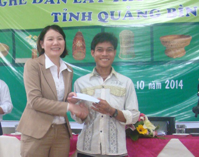 Bà Lê Thị Vân Hồng, Giám đốc Dự án Phát triển nông thôn bền vững vì người nghèo Quảng Bình trao giải nhất cho Hồ Kết.