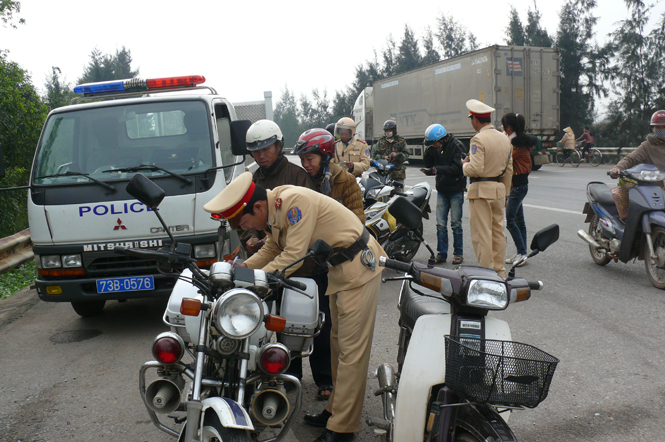Lực lượng Cảnh sát giao thông tăng cường tuần tra kiểm soát, xử lý các lỗi vi phạm của người tham gia giao thông.