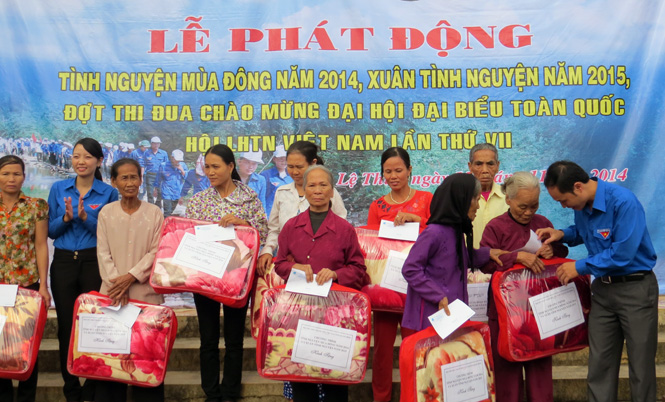 Đại diện lãnh đạo Hội LHTN Việt Nam tỉnh trao quà cho các hộ gia đình có hoàn cảnh khó khăn ở xã Hoa Thủy (Lệ Thủy).